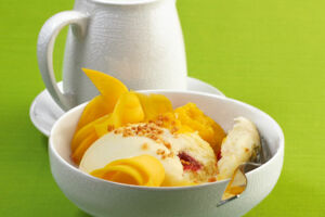 Dampfnudeln auf Mango- und Vanillesauce