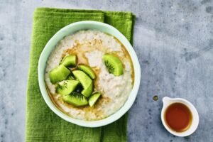 Porridge mit Kiwi & Ahornsirup