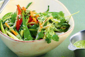 Asia-Gemüse-Salat mit Thai-Pesto