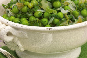 Grüne Erbsen mit feinen Salatstreifen