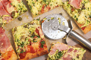 Pizza mit Zucchini und Schinken
