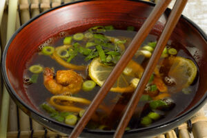 Thaisuppe mit Tintenfisch