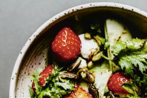 Erdbeer-Gurken-Salat mit Pistazien