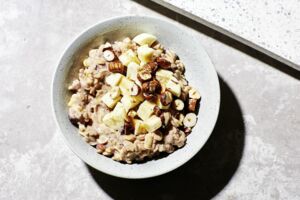 Mehrkornflocken-Porridge mit Kakao und Banane