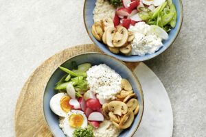 Buntes Gemüse-Porridge mit Ei