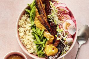 Quinoa-Bowl mit Erdnusssauce