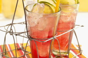 7 erfrischende Getränke mit Rhabarber