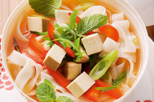 Reisnudelsuppe mit Paprika und Tofu