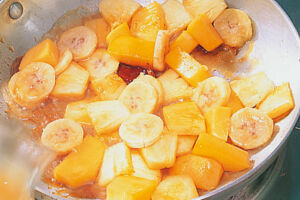 Karamellisierte Früchte mit Orangenschaumcreme