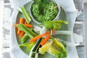 Gemüsesticks mit Erbsen-Feta-Dip