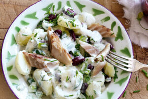 Kartoffelsalat mit Räucherfisch