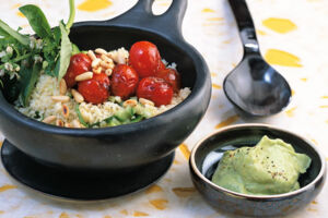 Basilikum-Couscous-Salat mit Schmortomaten und Pinienkernen