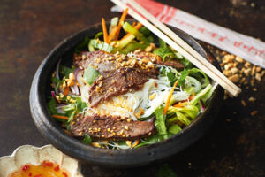 Lauwarmer Salat mit Rindfleisch, Reisnudeln und Thai-Dressing