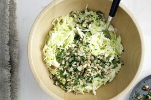 Spitzkohl-Nuss-Salat