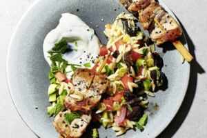 Gyros-Spieße mit Reisnudel-Salat und Minze-Dip