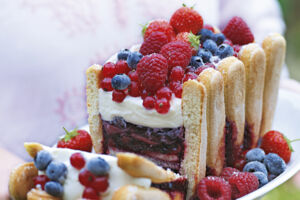 Schweizer Meringen mit Beeren und Sahne Rezept | Küchengötter