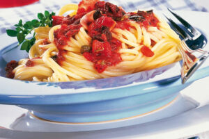 Spaghetti in Tomaten-Sardellen-Sauce