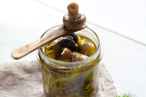 Pilze in Olivenöl mit Tannenspitzen