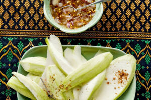 Grüne Mango mit süßem Chili-Dip (Nam Jim Mamuang Pla Waan)