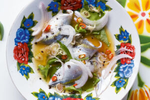 Scharfer Salat aus rohen Fischfilets (Yam Pla Sot)