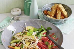 Asia-Salat mit Tofu-Sesam-Sticks