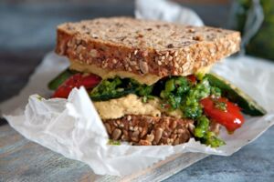 Sandwich mit Hummus und Chimichurri