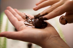 Trüffel selber machen Trüffel mit Schokolade ummanteln