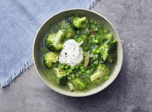 Brokkoli-Avocado-Suppe mit Kurkuma Rezept | Küchengötter