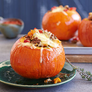 veganer gefullter kurbis mit joghurt sesam sauce rezept kuchengotter