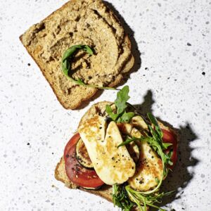 Halloumi-Sandwich mit Antipastigemüse