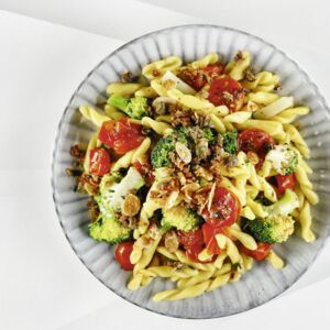 Pasta mit Brokkoli, 
gebackenen Tomaten 
und Sardellenbröseln