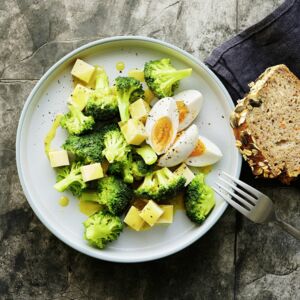 Brokkoli-Eier-Käse-Salat mit Brot