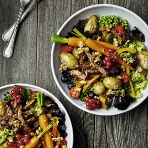 Midsommar-Salat mit Rehgeschnetzeltem