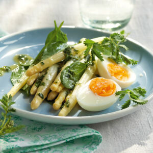 Spargelsalat mit Eiern und Kräuterdressing