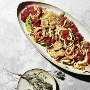 Zucchini-Pasta mit Parmesan-Schnitzelchen