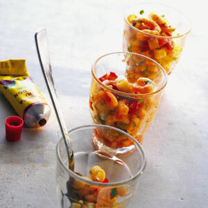 Nudelsalat mit Harissa-Salsa und Shrimps