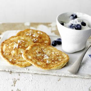 Kokos-Pancakes mit Heidelbeerjoghurt