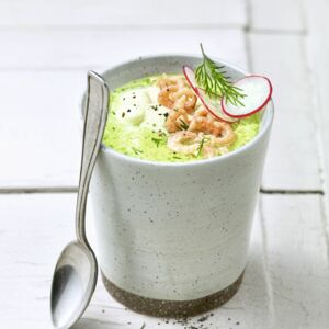 Gurken-Radieschen-Suppe mit Krabben