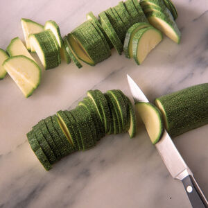 Buntes Ofengemüse Zucchini schneiden
