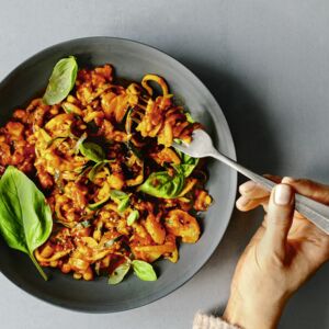 Zucchini-Spaghetti mit Linsen-Bolo