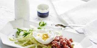 Rindertatar mit pochiertem Ei auf zitronigem Krautsalat