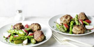 Hackbällchen mit Spargelsalat