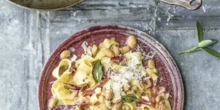 Bandnudeln mit Bohnen und Pancetta