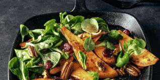 Warmer Süßkartoffelsalat mit Cranberrys und Pecannüssen Warmer Süßkartoffelsalat mit Cranberrys und Pecannüssen