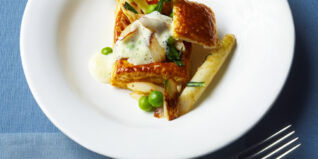 Blätterteigpastete mit weißem Spargel, Estragon und frischen Erbsen