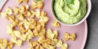 Nudelchips mit Avocadodip Nudelchips mit Avocadodip