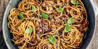 Spaghetti Bolognese mit Pilzen und Nüssen