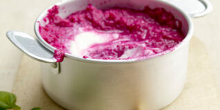 Sauce und Chutneys mit roter Bete Sauce und Chutneys mit roter Bete