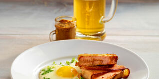 Gfüllter Leberkas im knusprigen Brotmantel Gfüllter Leberkas im knusprigen Brotmantel