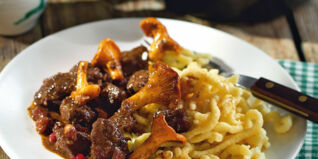 Rehragout mit Pfifferlingen und Spätzle